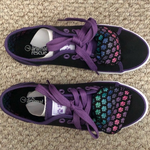 NWT black sneaker sz 7 w/ multi colored paw prints on flap. Purple shoe laces - Picture 2 of 9